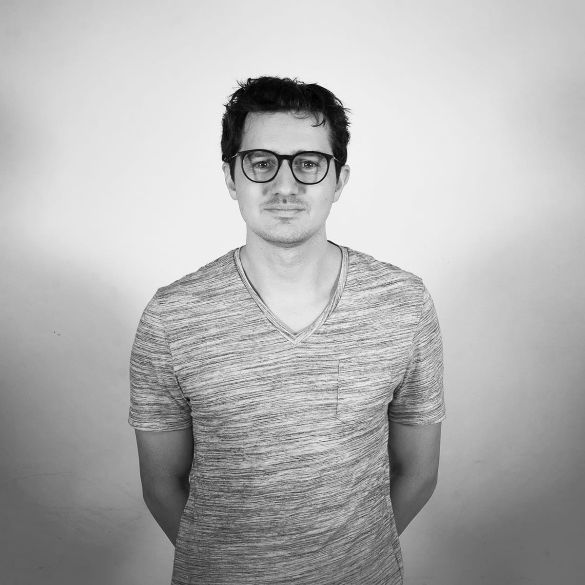photo noir et blanc portrait de Guillaume développeur